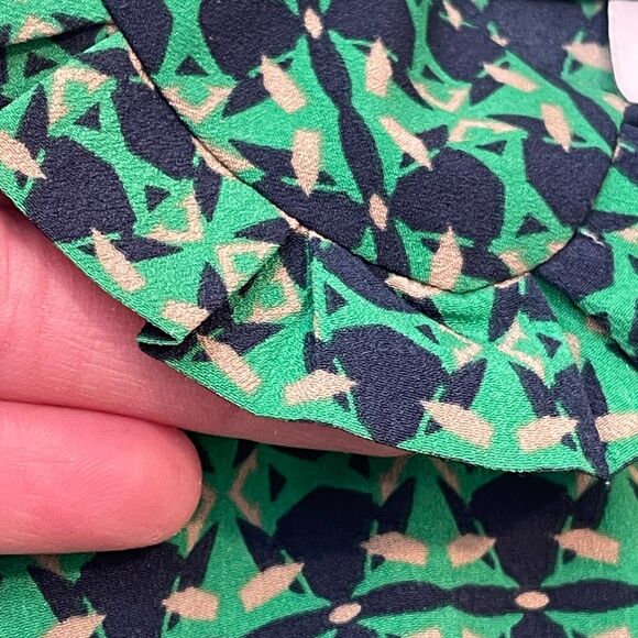 ~ CABI Med Blouse Floral Botanical Top Shirt Flowy Button Up Lightwt Navy Multi - Picture 3 of 15